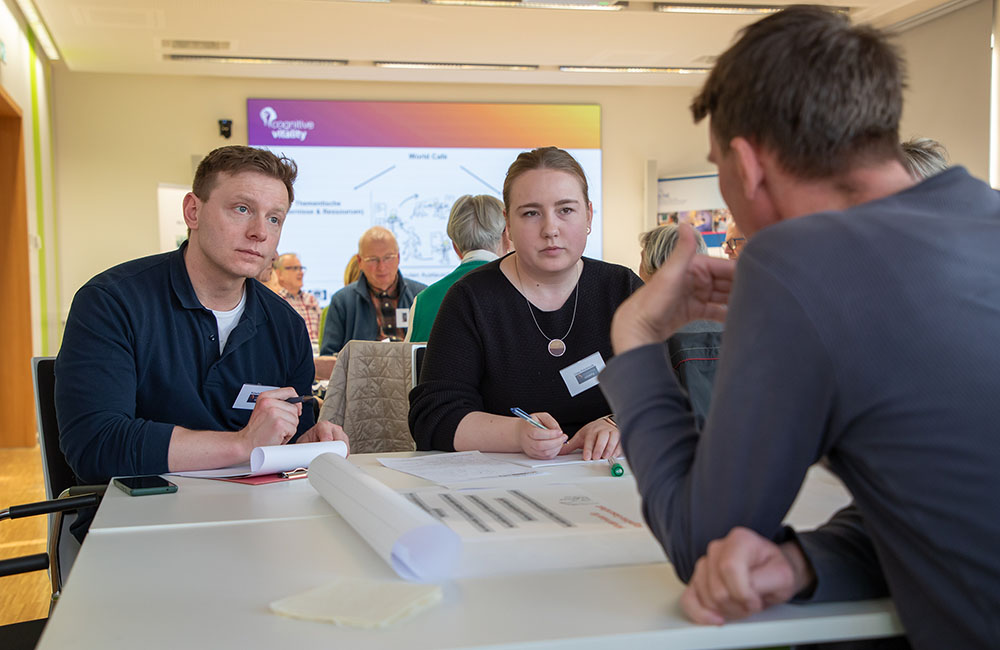 Wiss. MItarbeiter Dr. Robert Pohl (l.) und Gina Friedriszik (r.) im Austausch mit Teilnehmenden_Melitta Schubert